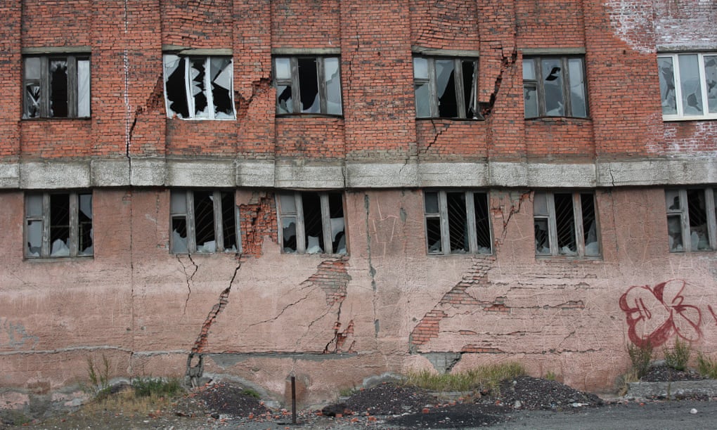 The damaged office building on Norilsk’s Komsomolskaya Street remains empty after cracking in 2009.