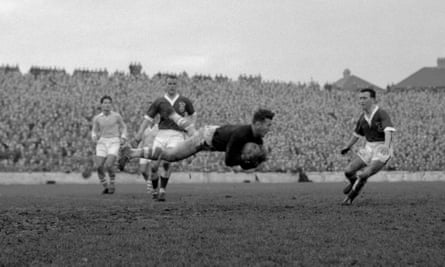 Yaacov Hodorov, gardien de but israélien, attrape le ballon lors de l'éliminatoire de la Coupe du monde à Cardiff contre le Pays de Galles le 5 février 1958. Le Pays de Galles a gagné 2-0.
