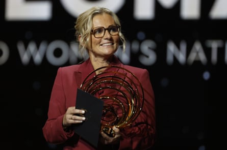 Sarina Wiegman smiles with her award