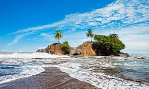 الكثير من السياح يزورون كوستاريكا للتمتع بجمالها الطبيعي