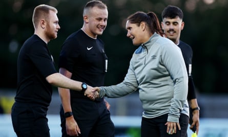 Manajer interim Forest Green, Hannah Dingley, berjabat tangan dengan ofisial pertandingan.