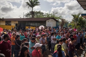 Rebel parents demand the closure of the ramshackle José Eduardo Sánchez Afanador school during an emergency summit.