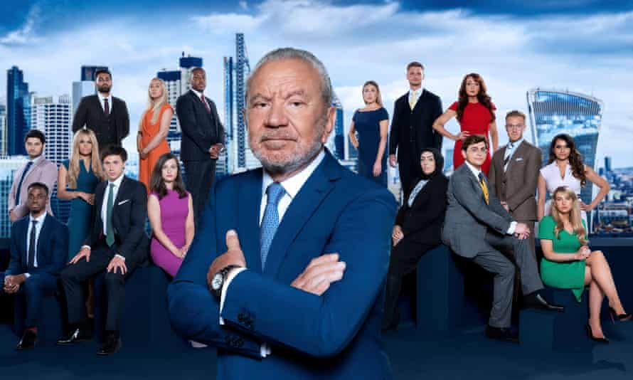Alan Sugar y los últimos concursantes del concurso empresarial.