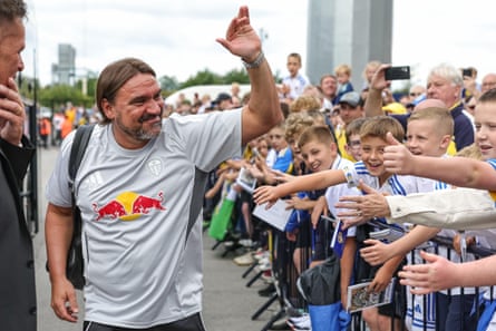 Daniel Farke greets Leeds fand