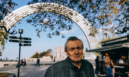 Composer Yevhen Stankovych in front of the monument to freedom