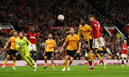 Manchester United take the lead thanks to a close header from Raphael Varane.