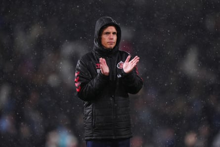 A soaked Régis Le Bris applauds Sunderland’s fans