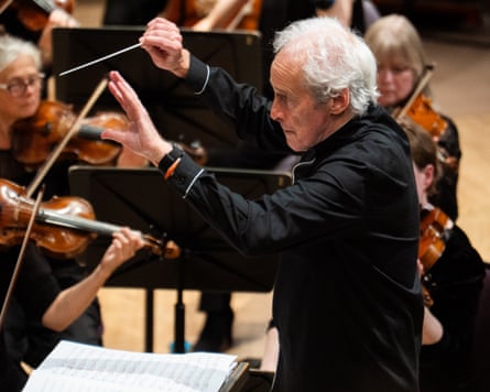 Paul Daniel conducts the orchestra.