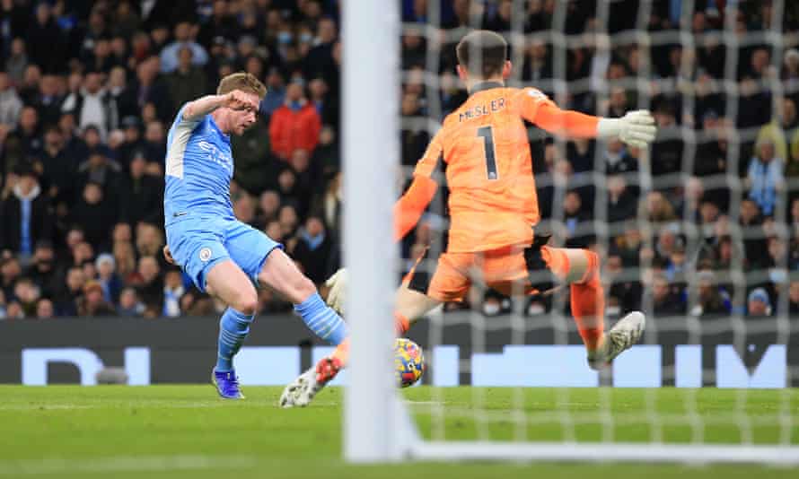 Kevin De Bruyne lashes in Manchester City’s third goal.