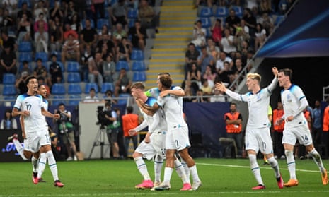 Pemain Inggris Cole Palmer (20) merayakan gol pembuka.