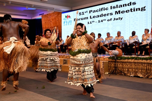 I ballerini si esibiscono durante le tradizionali cerimonie di benvenuto del Pacific Islands Forum (PIF).