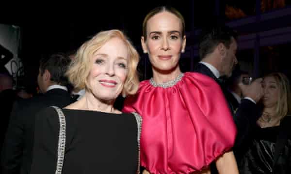 Holland Taylor (L) et Sarah Paulson assistent à la Vanity Fair Oscar Party 2019