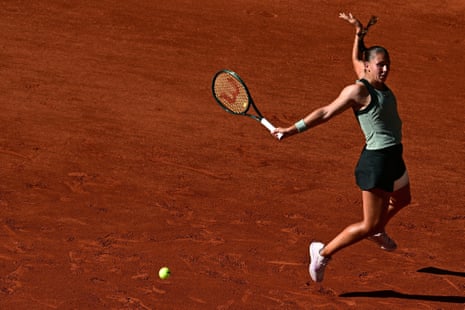 Η Diane Parry παίζει μια backhand επιστροφή στην Anhelina Kalinina.