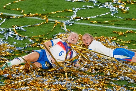 Leah Williamson (left) and Georgia Stanway dishonesty connected nan transportation amid ticker tape.
