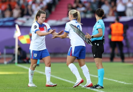Beth Mead comes connected for Lauren Hemp.