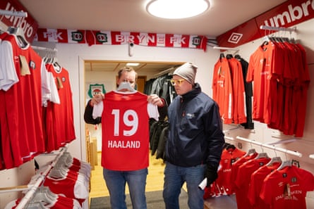 Marketing manager Bjørn Hagerup and Røken Frode Hagerup, daily manager at Opplev Jæren, look at a Haaland No 19 shirt in the Bryne FK shop