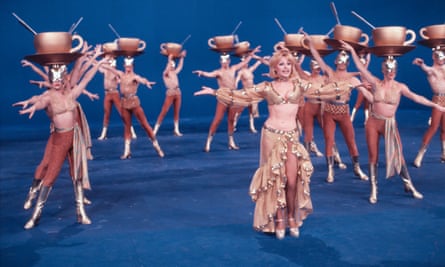رافائلا کارا در حال رقصیدن در نمایش Ma Che Sera در سال 1978.