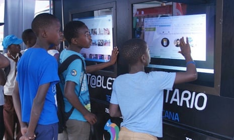 Young people in Mozambique use the Kamaleon community tablet