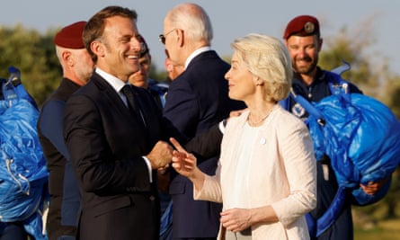 Ursula von der Leyen and Emmanuel Macron laughing together