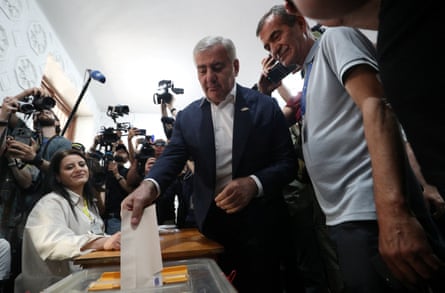 Samvel Karapetyan casts his ballot surrounded by cameras and supporters