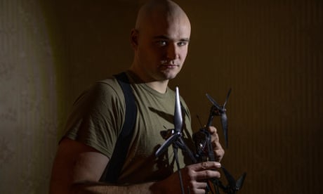 Глеб Молчанов, оператор на дрон, показва китайски дрон Mavic 3. Моделът може да бъде оборудван с гранати и термокамера.