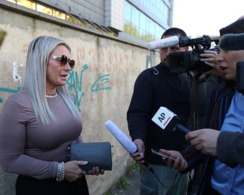 Lyanne Kennedy speaks to the media outside Tbilisi city court dqxikeidqkikdinv