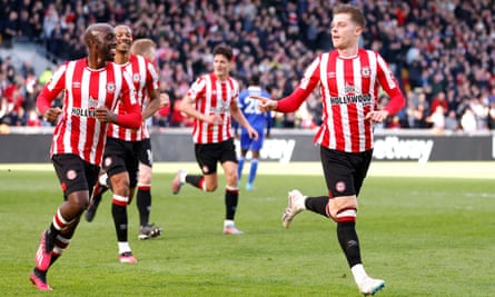 Mathias Jensen (à droite) célèbre après avoir placé Brentford devant.