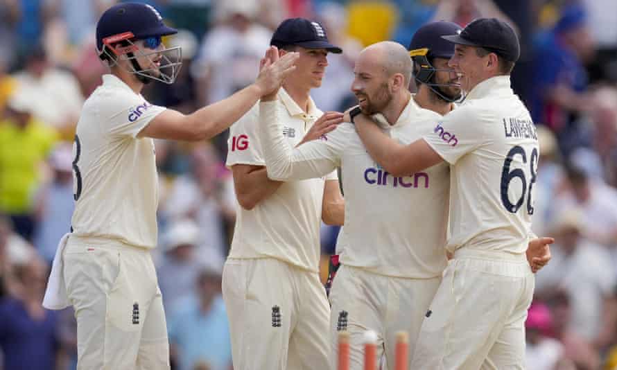 Jack Leach célèbre après avoir finalement renvoyé Brathwaite