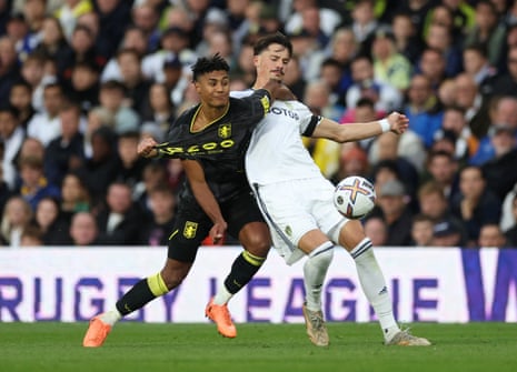 Ollie Watkins se bat avec Robin Koch.
