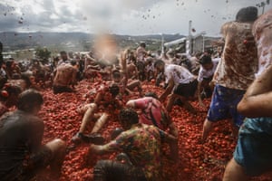 Revellers throw tomatoes at each other during the annual “The Great Tomatina Columbianaâ