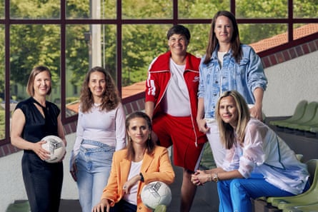 Ariane Hingst (au centre à droite) avec les autres fondatrices de Viktoria Berlin Tanja Wielgoss (à gauche), Lisa Währer (deuxième à gauche), Verena Pausder (au centre à gauche), Katharina Kurz (deuxième à droite) et Felicia Mutterer (à droite).