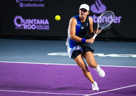 Iga Swiatek prepares to play a backhand