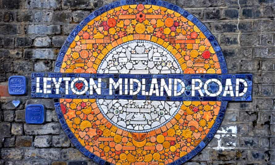 Un mosaico circular de la estación de Maud Milton.