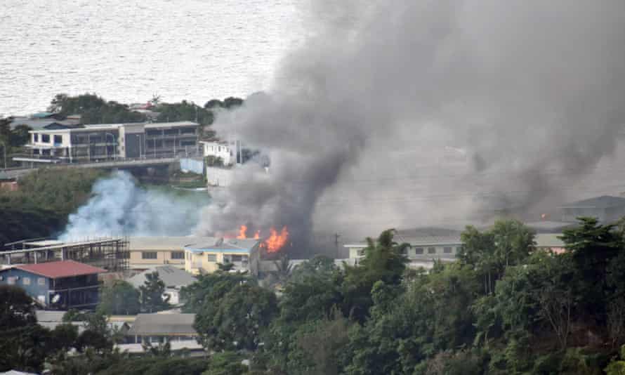 Jeudi, la fumée des incendies s'échappe des bâtiments d'Honiara.