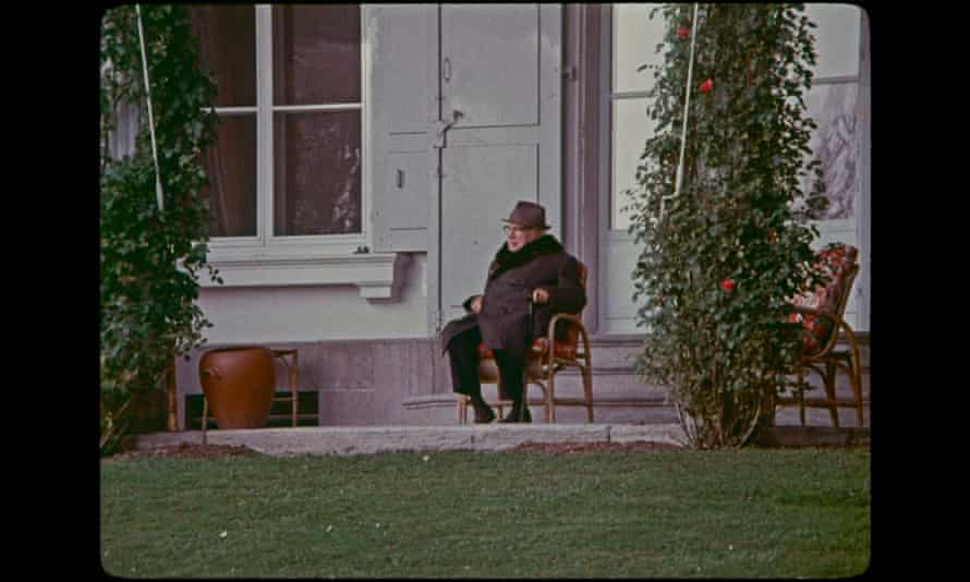 Charlie Chaplin assis dans le jardin de sa maison à Vevey dans les années 1970