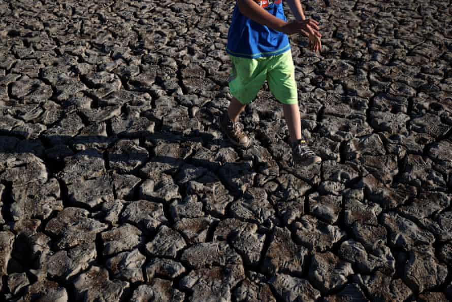 Un enfant traverse le fond desséché du lac Mendocino.