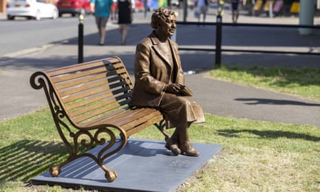 Lifesize statue of Agatha Christie, Wallingford, UK.