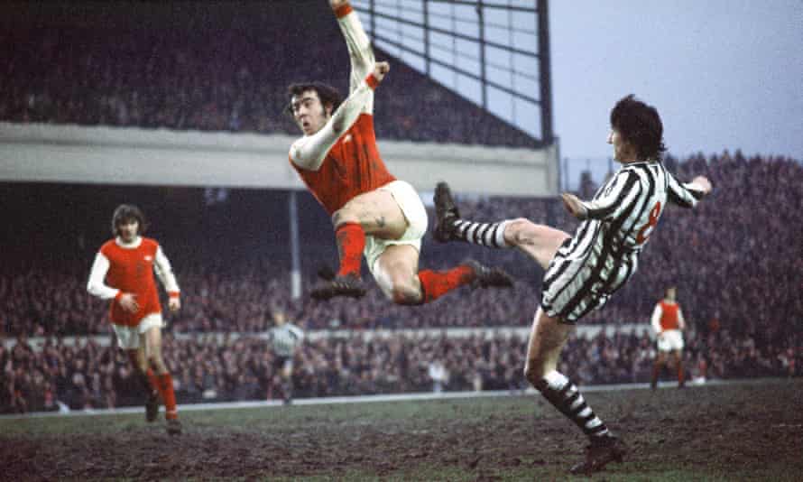 Ray Kennedy en action pour Arsenal contre Newcastle en janvier 1973