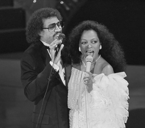 Lionel Richie cântând Endless Love alături de Diana Ross, în 1982.