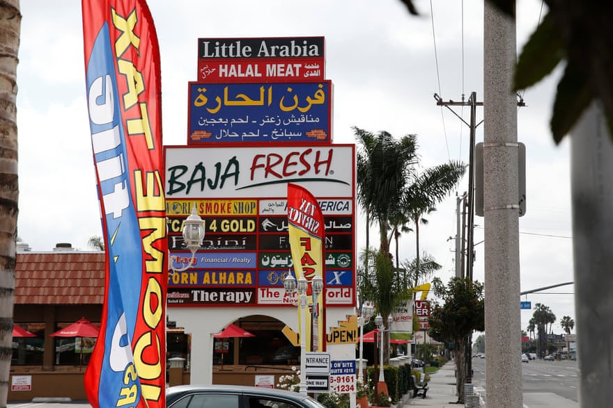 Uno de los muchos centros comerciales en Brookhurst Street ofrece un predominio de tiendas y restaurantes de temática árabe en lo que ahora es oficialmente Little Arabia.