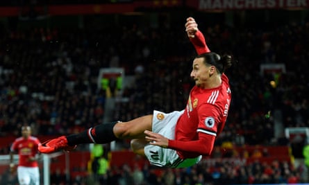 Zlatan Ibrahimovic mencoba melakukan tendangan bicycle kick