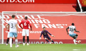 West Ham United’s Michail Antonio (right) scores his side’s first goal