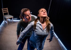 Eilidh Talman et Christina Berriman-Dawson dans Rattle Snake, dirigé par Charlotte Bennett, au théâtre Soho.