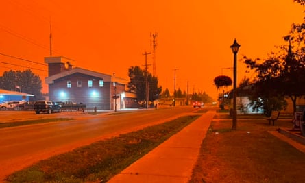 Yellowknife wildfire: Traffic clogs road out of town as residents rush to evacuate | Canada 1 This photo shows the town of Fort Smith.