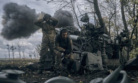 Ukrayna askerleri dün Donetsk'in doğusunda ABD tarafından tedarik edilen bir obüsle Rus mevzilerine ateş açtı.