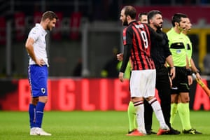 Gattuso embraces Higuaín after the match.