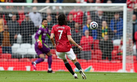 Edinson Cavani of Manchester United scores.
