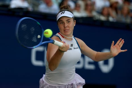 Η Linda Noskova πυροβολεί ένα forehand στην Aryna Sabalenka.