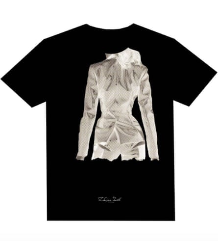 T-shirt noir avec un torse de femme adapté