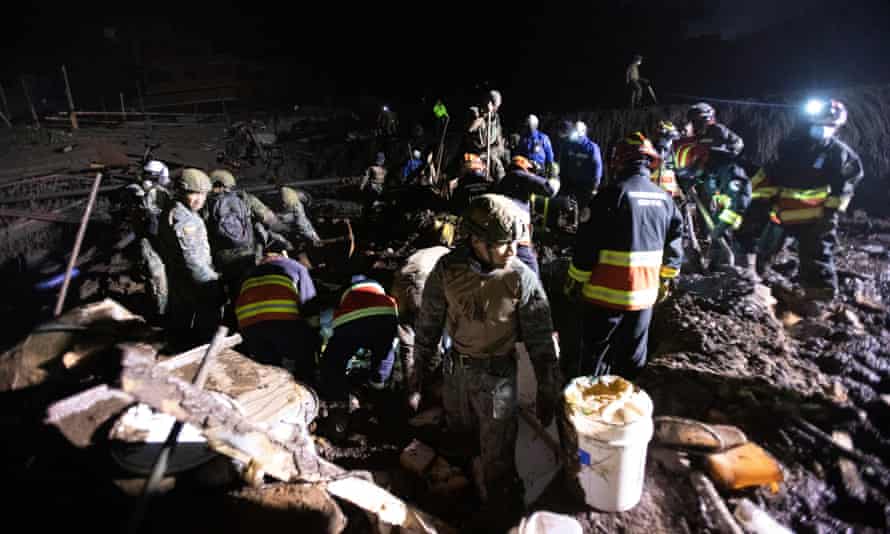 Soldados trabalham para resgatar vítimas de deslizamentos de terra.